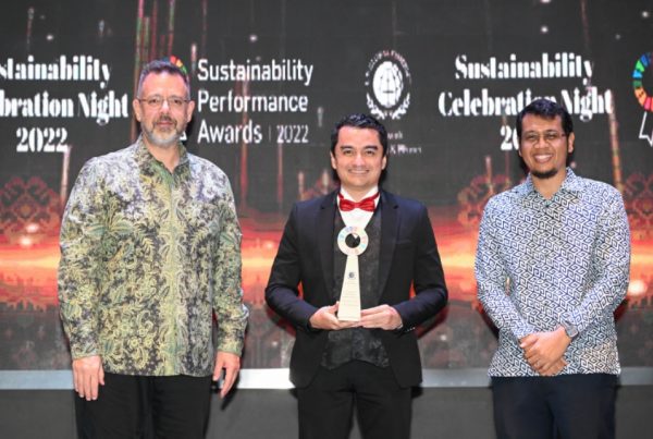 Johary Mustapha receiving the award from UNGCMYB at the Perforamnce Awards 2022